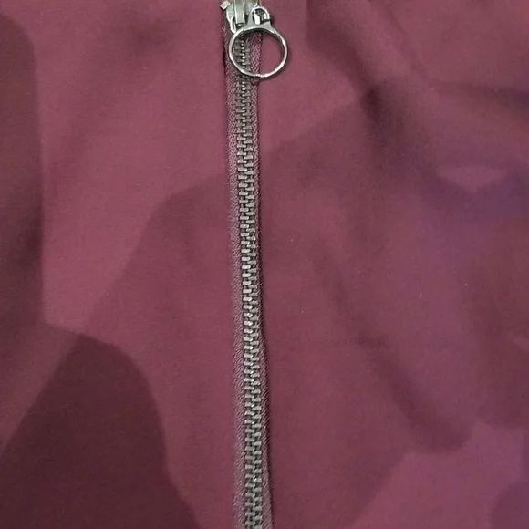 Torid Burgundy adjustable strap zippered front elastic back flowy top sz 2=2X - Picture 4 of 8